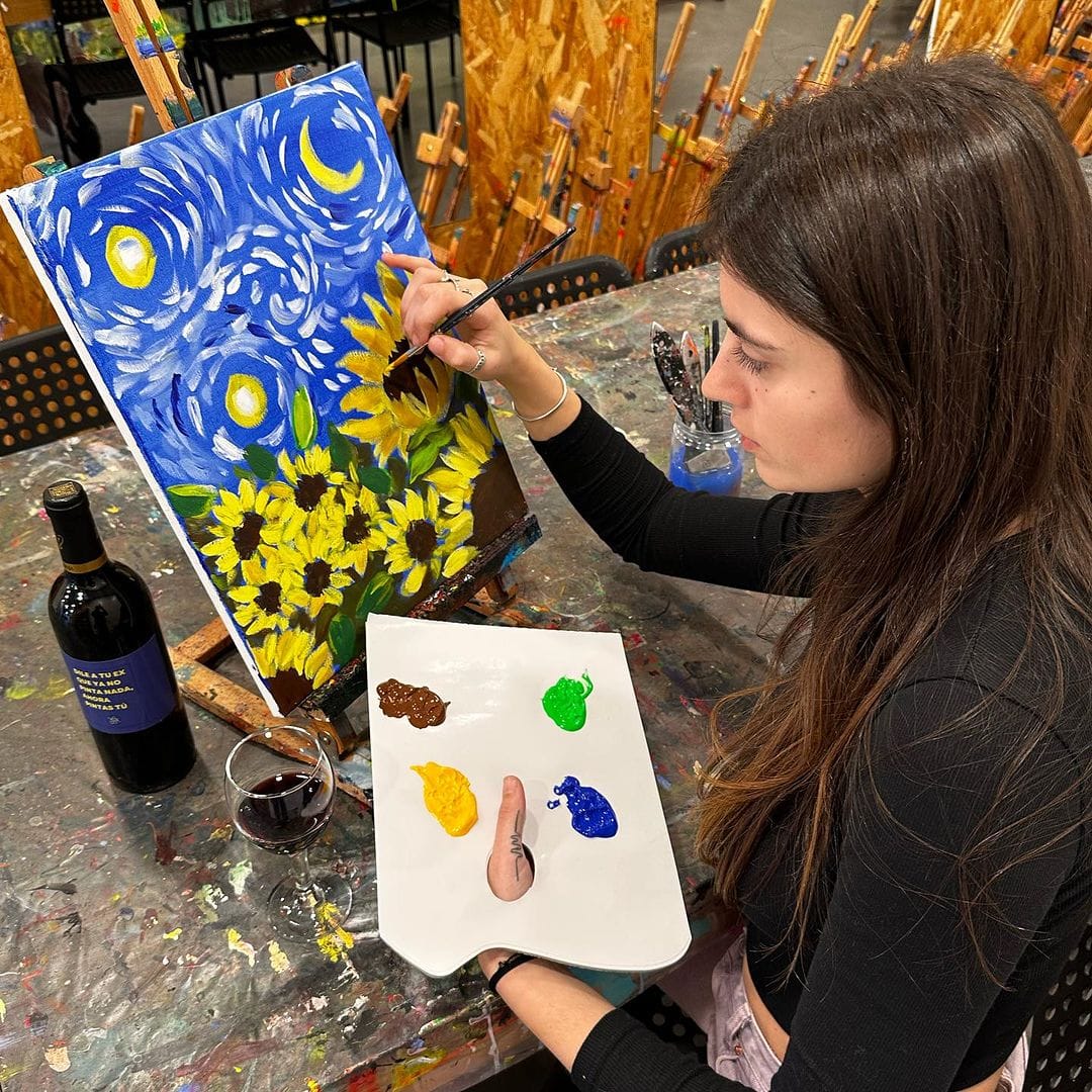 pintar y beber vino en barcelona